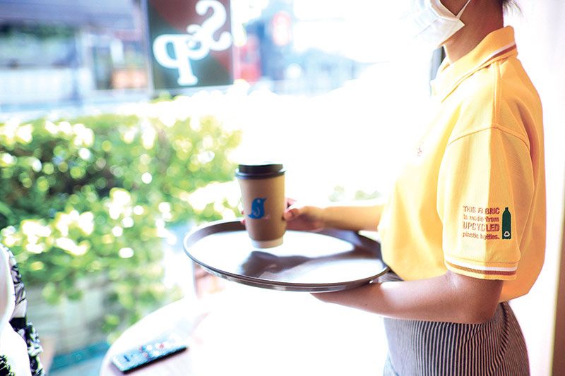 พนักงานบริการสวมใส่เสื้อ S&P Upcycling

