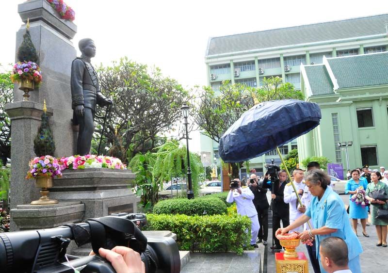 ทรงวางพวงมาลาถวายสักการะพระอนุสาวรีย์สมเด็จพระบรมวงศ์เธอ เจ้าฟ้าจุฑาธุชธราดิลก กรมขุนเพ็ชรบูรณ์อินทราชัย
