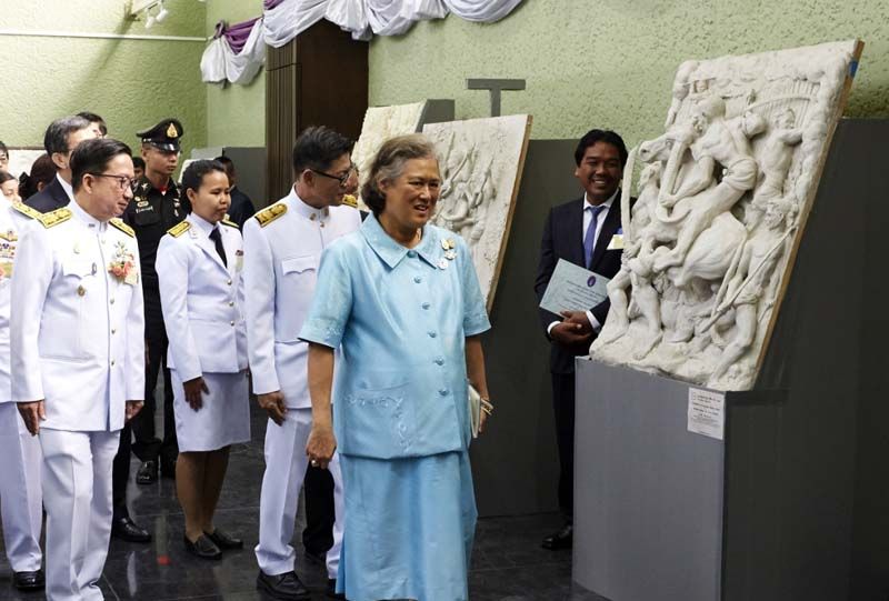 ทรงทอดพระเนตรนิทรรศการศิลปะปูนปั้นแห่งประเทศไทย ครั้งที่ 17