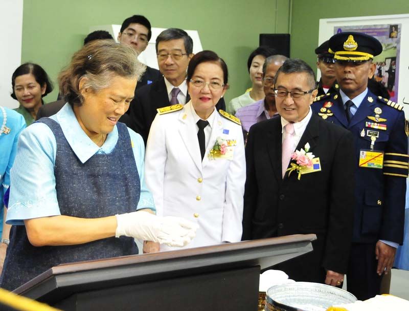 ทรงวาดลวดลายบนแผ่นปูนปั้นด้วยเครื่องมือปั้น