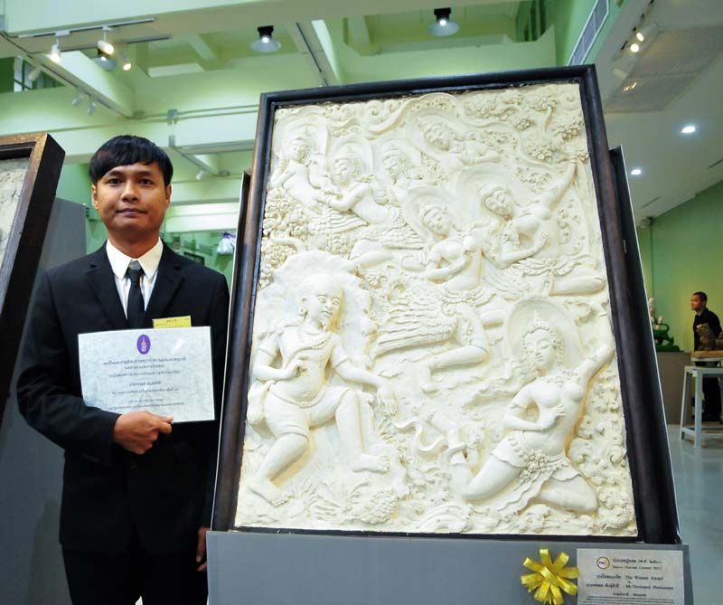 ทศพล พันธุ์สำลี ชนะเลิศ ประเภทที่ 1 ปั้นปูนสด เรื่อง พระสุธนมโนราห์