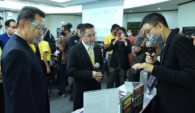 เยี่ยมชมนิทรรศการ