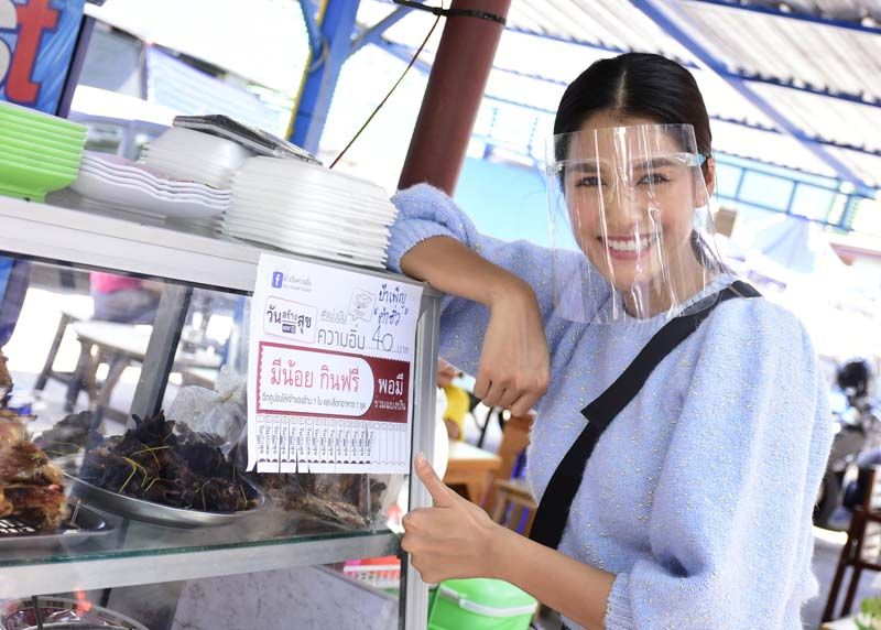 แนท-อนิพรณ์ เฉลิมบูรณะวงศ์ ลงพื้นที่ร้านค้าริมถนนอินทามระ