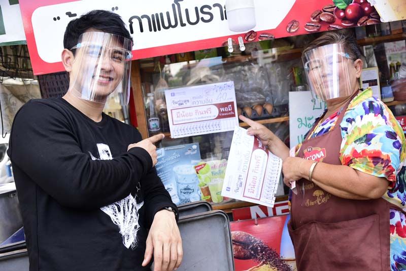 กัน-นภัทร อินทร์ใจเอื้อ นำคูปองไปมอบให้ร้านค้าตลาดศรีประจันต์