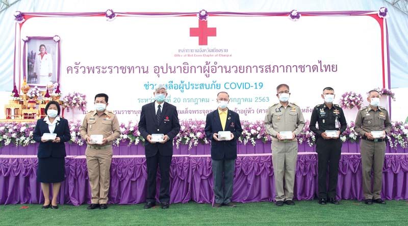 นพ.พินิจ กุลละวณิชย์ ผู้ช่วยเลขาธิการสภากาชาดไทย เป็นประธานในพิธีเปิดครัวพระราชทานอุปนายิกา
ผู้อำนวยการสภากาชาดไทย ณ จ.เชียงราย โดยมี ประจญ ปรัชญ์สกุล ผู้ว่าฯ เชียงราย, ดวงจิตต์ ปรัชญ์สกุล
นายกเหล่ากาชาดจังหวัดเชียงราย, พล.ท.นพ.อำนาจ บาลี ผอ.สำนักงานบรรเทาทุกข์และประชานามัยพิทักษ์ สภากาชาดไทย, อำนาจ เพียรไทย ผู้พิพากษาหัวหน้าศาล จ.เชียงราย, พล.ต.สัชฌาการ คุณยศยิ่ง ผู้บัญชาการมณฑลทหารบกที่ 37 และ พล.ต.ต.ยุทธชัย พัวประเสริฐ ผู้บังคับการตำรวจภูธร จ.เชียงราย ร่วมในพิธี