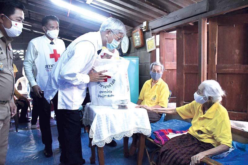 นพ.พินิจ กุลละวณิชย์ พร้อมด้วย ประจญ ปรัชญ์สกุล ผู้ว่าฯ เชียงราย และคณะลงพื้นที่มอบอาหารปรุงสุกและชุดธารน้ำใจกู้ชีวิตฝ่าวิกฤติโควิด-19 ให้แก่ประชาชน