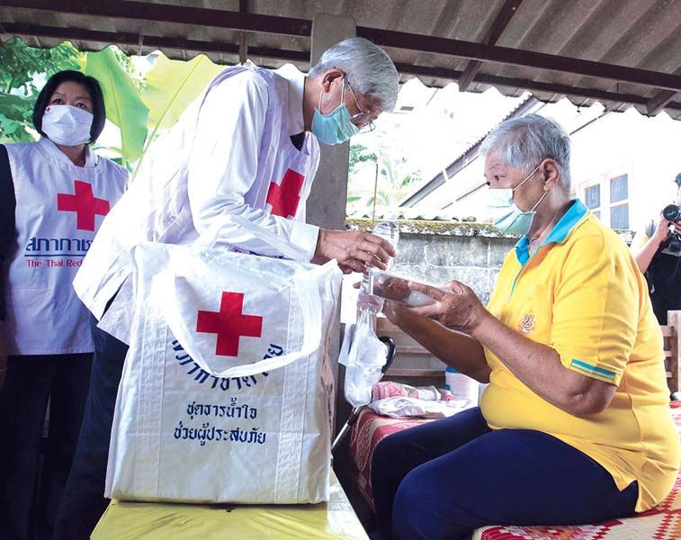นพ.พินิจ กุลละวณิชย์ พร้อมด้วย ประจญ ปรัชญ์สกุล ผู้ว่าฯ เชียงราย และคณะลงพื้นที่มอบอาหารปรุงสุกและชุดธารน้ำใจกู้ชีวิตฝ่าวิกฤติโควิด-19 ให้แก่ประชาชน