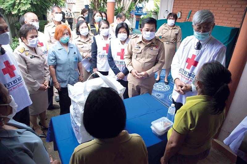 นพ.พินิจ กุลละวณิชย์ พร้อมด้วย ประจญ ปรัชญ์สกุล ผู้ว่าฯ เชียงราย และคณะลงพื้นที่มอบอาหารปรุงสุกและชุดธารน้ำใจกู้ชีวิตฝ่าวิกฤติโควิด-19 ให้แก่ประชาชน