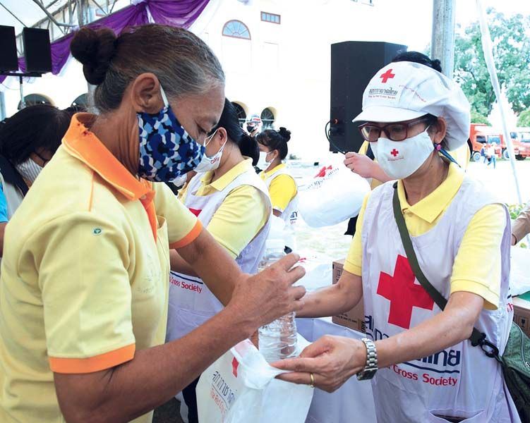 ประชาชนในพื้นที่ จ.เชียงราย รับมอบชุดธารน้ำใจกู้ชีวิตฝ่าวิกฤติโควิด-19