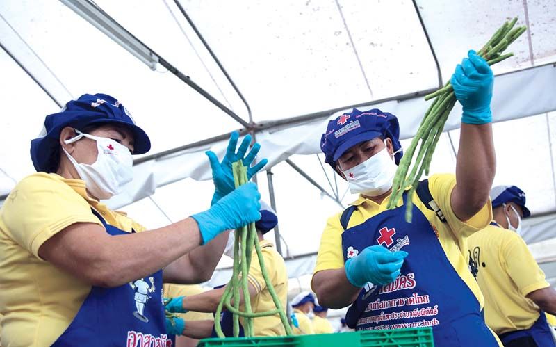 สภากาชาดไทยรับซื้อวัตถุดิบ ผลิตผล และผลิตภัณฑ์แปรรูปทางการเกษตร จากเกษตรกรและกลุ่มแม่บ้านในพื้นที่เพื่อนำมาประกอบอาหาร