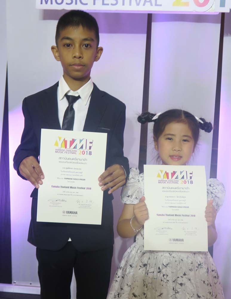 เหรียญทองประเภท Violin Duet ได้แก่ ด.ช.พุทธิชาต อ่อนละออ และด.ญ.แพรยาภา มิตรสันติสุข