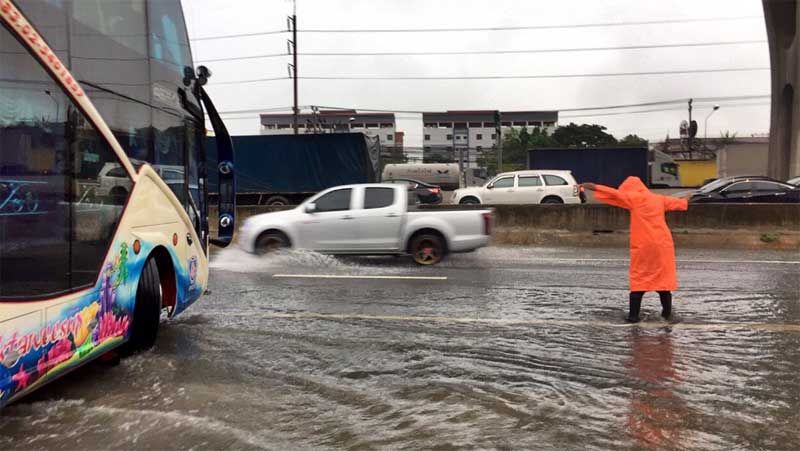 สุขุมวิท กทม. - รามคำแหง - ลาดพร้าว น้ำท่วม 15-20 ซม. 