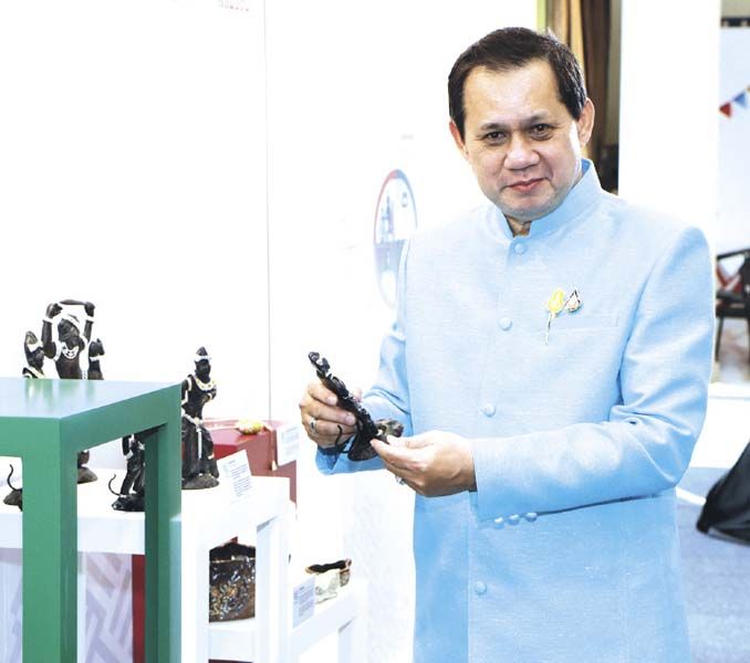 อดิศักดิ์ จันทร์วิทัน รองผู้อำนวยการ ศ.ศ.ป. ประธานเปิดงาน โดยมี สุภาภรณ์ ตรีแสน, ภาวี โพธิ์ยี่, วิมลภัทร์ เปี่ยมพงศ์สานต์,
ครูพิรุณ ศรีเอี่ยมสะอาด, ฑามก์ สิปปสยาม, ปิโยรส บัวเหลือง, ตุ๊กกี้-สุดารัตน์ บุตรพรม,ซัน-วงศธร สมศรี และ ฟอร์ม-
ชลพิพรรธน์ ชูแสง ร่วมในงาน