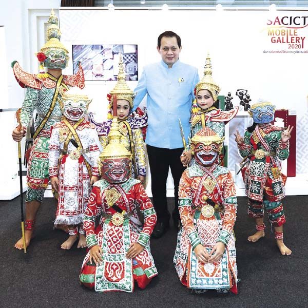 อดิศักดิ์ จันทร์วิทัน รองผู้อำนวยการ ศ.ศ.ป. กับนักแสดงโขนเยาวชนจากศูนย์อนุรักษ์ศิลปวัฒนธรรม (ครูชูชีพ ขุนอาจ)