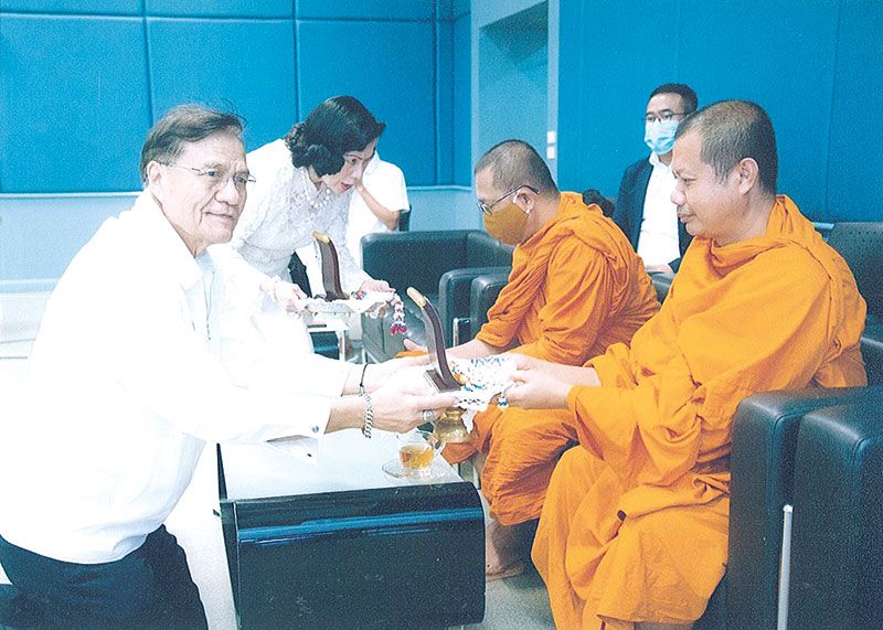 รศ.ดร.เปรื่อง กิจรัตน์ภร และ ดร.ศุลีมาศ สุทธิสัมพัทน์
ถวายโล่ประกาศเกียรติคุณและของที่ระลึกแด่ พระครูภาวนา
ธีรวรคุณ วิ. และ พระครูสมุห์ทวี เกตุธัมโม พระอาจารย์
ที่รับนิมนต์มาสอน เรื่องปรมัตถธรรม 4 (จิต เจตสิก รูป นิพพาน)
และนักศึกษาได้ผ่านการสอบได้เรียบร้อย