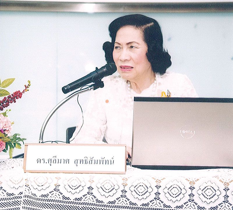 ดร.ศุลีมาศ สุทธิสัมพัทน์ ประธานมูลนิธิพระอภิธรรมแห่งประเทศไทย (ประธาน
โครงการ) บรรยายเรื่องพุทธประวัติโดยย่อ
และโอวาทปาติโมกข์ ซึ่งเป็นหัวใจของ
พุทธศาสนา และเน้นการเจริญสมถะ หรือสมาธิขั้นต้น

