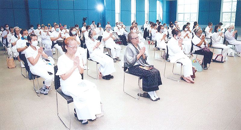 นักศึกษาร่วมกันสวดมนต์ ทำวัตรเช้า และฟังบรรยายธรรม
วิธีการเตรียมตัว เตรียมใจก่อนเข้าปฏิบัติสมถะ และวิปัสสนากรรมฐาน