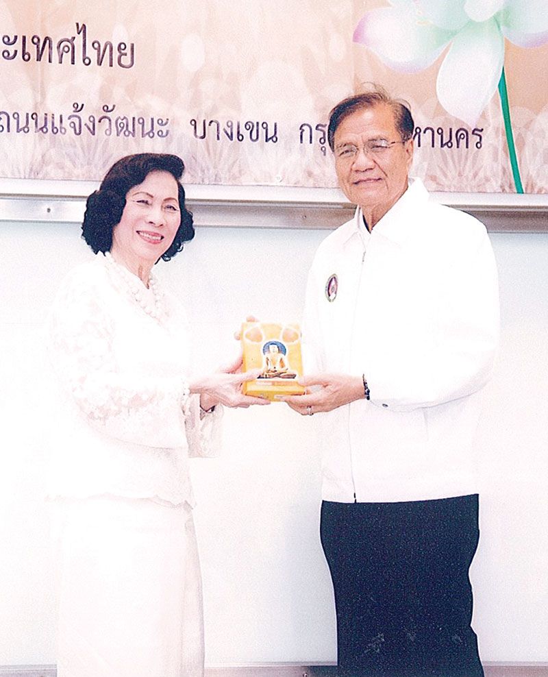 ดร.ศุลีมาศ สุทธิสัมพัทน์ ได้มอบใบโพธิ์ทองจากต้นพระศรีมหาโพธิ์ ที่พุทธคยา ประเทศอินเดีย เพื่อเป็นสิริมงคลแก่ รศ.ดร.เปรื่อง กิจรัตน์ภร อธิการบดี มหาวิทยาลัยราชภัฏพระนคร