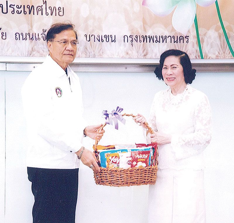 ดร.ศุลีมาศ สุทธิสัมพัทน์ มอบกระเช้าผลิตภัณฑ์ จาก บมจ.ยูไนเต็ดฟูดส์ เพื่อเป็นการขอบคุณ รศ.ดร.เปรื่อง กิจรัตน์ภร ที่สนับสนุนให้โครงการศึกษาพระอภิธรรม และสอบปรมัตถ์ธรรม 4 และปฏิบัติสมถะ และวิปัสสนากรรมฐาน สำเร็จลุล่วงด้วยดี

