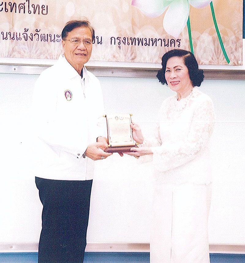 รศ.ดร.เปรื่อง กิจรัตน์ภร มอบโล่ขอบคุณ ให้แก่ ดร.ศุลีมาศ สุทธิสัมพัทน์ ประธานมูลนิธิพระอภิธรรมแห่งประเทศไทย และประธานจัดโครงการนี้จนสำเร็จ