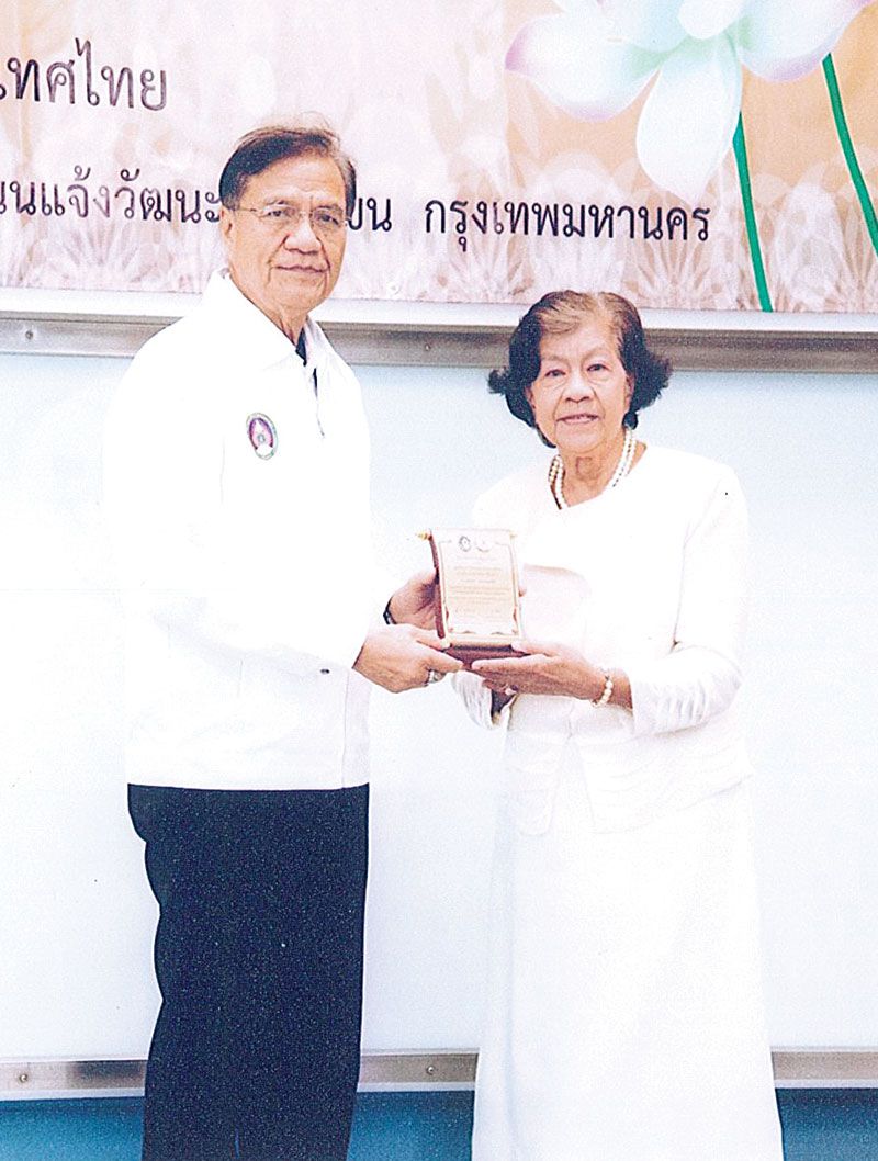 มอบโล่ให้แก่ อ.พัชริน แปลกพงษ์ศิริ อาจารย์ผู้สอนปรมัตถธรรม 4 (หลักสูตรเร่งรัด)