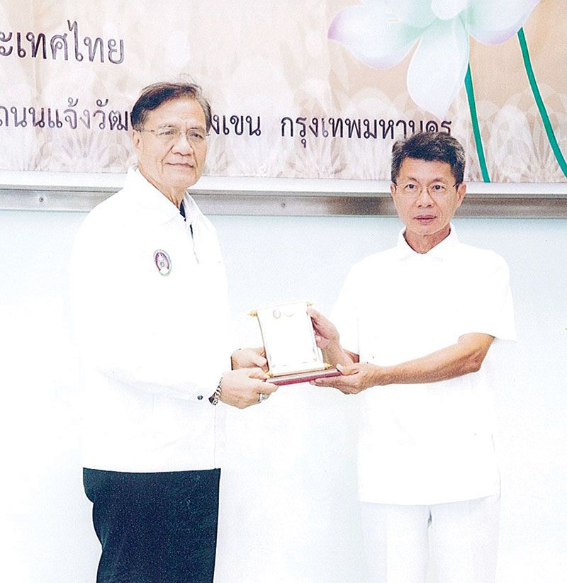 มอบโล่ให้แก่ อ.ดิษกฤต สาสนเวชช์ อาจารย์ผู้สอนปฏิบัติสมถะและวิปัสสนากรรมฐาน