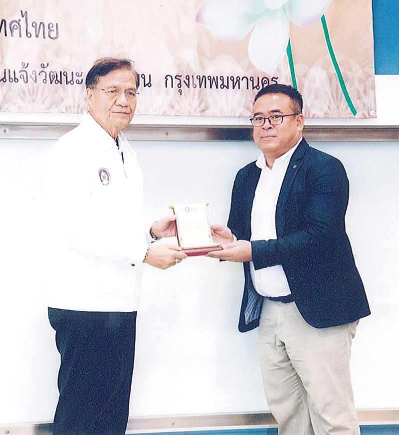 มอบโล่ให้แก่ ผศ.ดร.ณกมล ปุญชเขตต์ทิกุล
ผอ.พุทธวิชชาลัย ที่ให้ความช่วยเหลืออำนวย
ความสะดวกในเรื่องต่างๆ ให้กับโครงการนี้
เป็นอย่างดี

