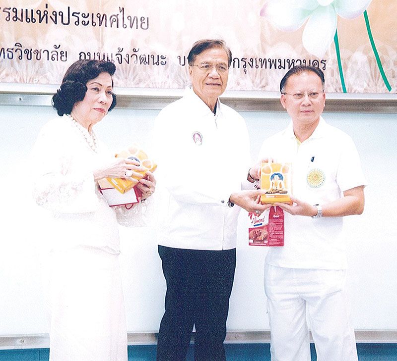รศ.ดร.เปรื่อง กิจรัตน์ภร และ ดร.ศุลีมาศ
สุทธิสัมพัทน์ มอบใบโพธิ์ทองจากต้น
พระศรีมหาโพธิ์ที่พุทธคยา ประเทศอินเดีย เพื่อเป็นสิริมงคลให้แก่นักศึกษาที่สอบได้ที่ 1
(ชาย) วีรธรรม จรัสพรศรีวงศ์