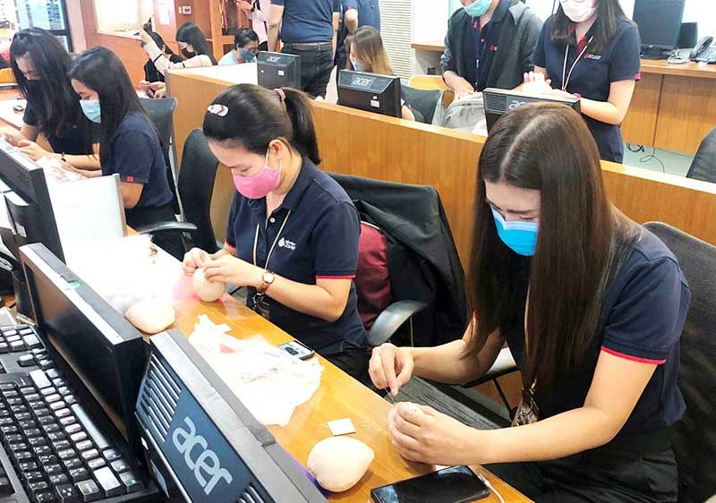 พนักงานจิตอาสาของ บล.บัวหลวง ร่วมกิจกรรมดีๆ “รับเดือนวันแม่ บัวหลวงชวนเย็บเต้านมเทียม” โดยร่วมกับกลุ่มเพื่อนทอฝัน รพ.พระมงกุฎเกล้า มาร่วมกันทำเต้านมเทียม