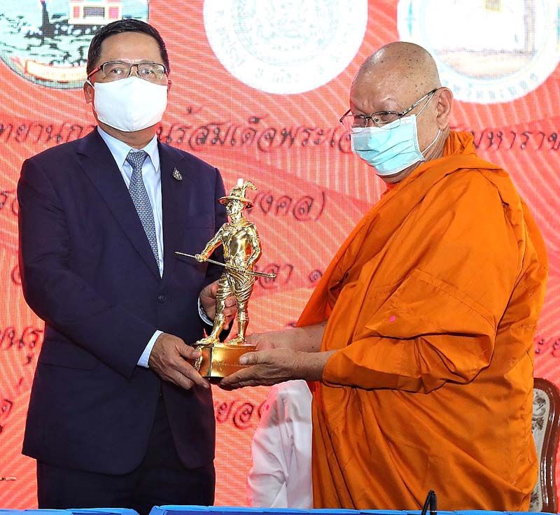ชาญศิลป์ ตรีนุชกร มอบของที่ระลึกแด่พระโบราณพิทักษ์ เจ้าอาวาสวัดลุ่ม