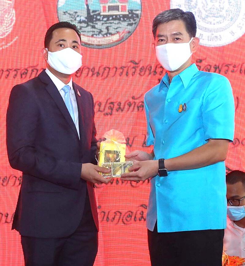 ดร.ชญาน์ จันทวสุ มอบของที่ระลึกให้ผู้ว่าฯระยอง สุรศักดิ์ เจริญศิริโชติ