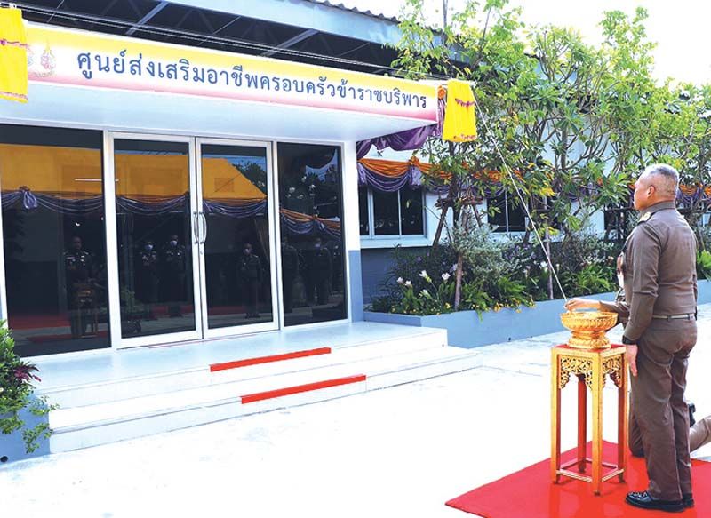 พระบาทสมเด็จพระเจ้าอยู่หัว ทรงพระกรุณาโปรดเกล้าฯให้ พลอากาศเอกสถิตย์พงษ์
สุขวิมล ราชเลขานุการในพระองค์ มาเป็นประธานเปิดศูนย์ส่งเสริมอาชีพครอบครัวข้าราชบริพาร