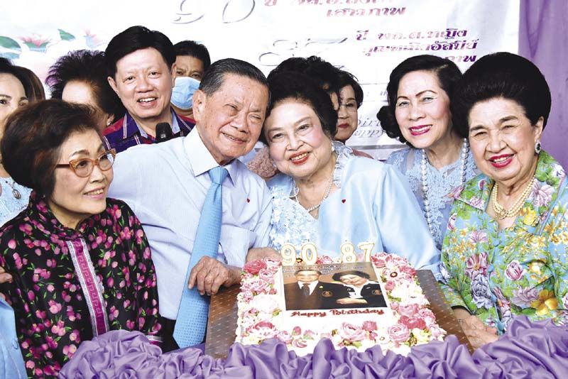พล.อ.สิงหา เสาวภาพ พร้อมด้วย พล.ต.(ญ) คุณหญิงอัสนีย์ เสาวภาพ ฉลองวันเกิดท่ามกลาง พี่-น้อง อันเป็นที่รัก อาทิ ยุพา ล่ำซำ, คุณหญิงโรส บริบาลบุรีภัณฑ์, สมถวิล บุณโยปัษฎัมภ์, พัชนี
เธียรธวัช, ดร.สุรวัฒน์ ชมภูพงษ์, ดร.ศุลีมาศ สุทธิสัมพัทน์, ผศ.ดร.วชิรญา บัวศรี, ภัทรา ศิลาอ่อน, ดาริกา ปุณณกันต์, จรรย์สมร วัธนเวคิน, ยุวดี นิ่มสมบุญ, พญ.สุวณี รักธรรม และ รัญชา บริบาลบุรีภัณฑ์ ร่วมอวยพรวันเกิดอย่างอบอุ่น