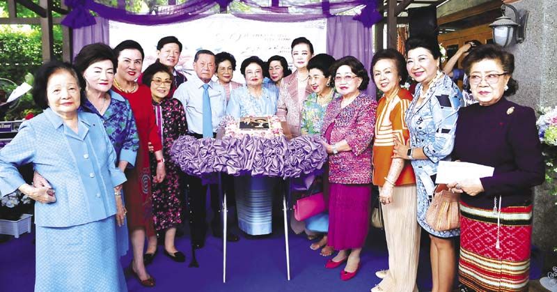 พล.อ.สิงหา เสาวภาพ พร้อมด้วย พล.ต.(ญ) คุณหญิงอัสนีย์ เสาวภาพ ฉลองวันเกิดท่ามกลาง พี่-น้อง อันเป็นที่รัก อาทิ ยุพา ล่ำซำ, คุณหญิงโรส บริบาลบุรีภัณฑ์, สมถวิล บุณโยปัษฎัมภ์, พัชนี
เธียรธวัช, ดร.สุรวัฒน์ ชมภูพงษ์, ดร.ศุลีมาศ สุทธิสัมพัทน์, ผศ.ดร.วชิรญา บัวศรี, ภัทรา ศิลาอ่อน, ดาริกา ปุณณกันต์, จรรย์สมร วัธนเวคิน, ยุวดี นิ่มสมบุญ, พญ.สุวณี รักธรรม และ รัญชา บริบาลบุรีภัณฑ์ ร่วมอวยพรวันเกิดอย่างอบอุ่น