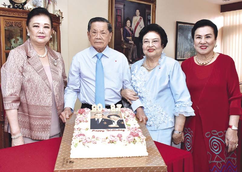 ภัทรา ศิลาอ่อน นำเค้กที่สั่งทำพิเศษเป็นรูปเจ้าของวันเกิดมามอบให้ มี ดาริกา ปุณณกันต์ ร่วมอวยพร