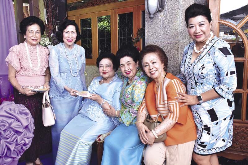พล.ต.(ญ) คุณหญิงอัสนีย์ เสาวภาพ ท่ามกลางคำอวยพรจาก พญ.สุวณี รักธรรม, ดร.ศุลีมาศ สุทธิสัมพัทน์,
คุณหญิงโรส บริบาลบุรีภัณฑ์, ดร.โฉมยง ประทีปอุษานนท์ และรัญชา บริบาลบุรีภัณฑ์