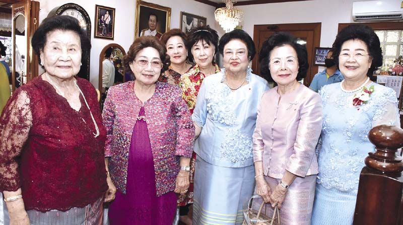 อวยพรอบอุ่น กรองมณี ดุจจานุทัศน์, ผศ.ดร.วชิรญา บัวศรี, กัลยา
โล่ห์รัตนเสน่ห์, สุพินดา โชคชัยนิรันดร์, ยุพา ล่ำซำ
