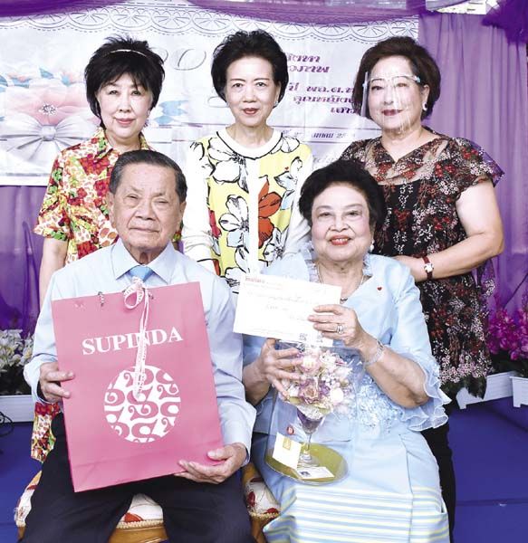 พล.อ.สิงหา พร้อมด้วย พล.ต.(ญ) คุณหญิงอัสนีย์ เสาวภาพ, สุพินดา โชคชัยนิรันดร์, นวรัตน์ เสรีบุรี และ กัลยา โล่ห์รัตนเสน่ห์
ร่วมถ่ายภาพ
