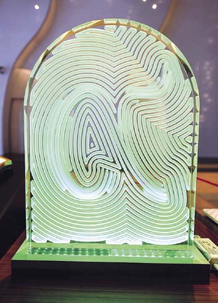 ผลงาน “ลายพิมพ์นิ้วมือของพ่อ...พ่อซึ่งเป็นเกษตรกร” ชนะเลิศอันดับ 1 ประเภทงานประกวดป้ายตัวอักษรเลข ๙ ในหัวข้อ “เกล้า เก้า ก้าว”