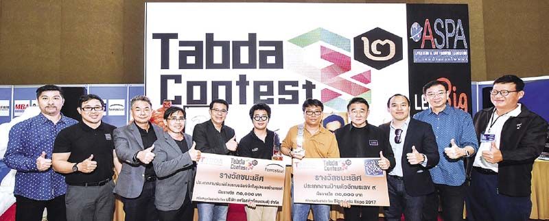 คณะกรรมการ กับ ผู้ชนะเลิศทั้ง 2 ประเภท“พีท” – ภาณุพงศ์ เนตรอำพร , “ไลท์” – สมศักดิ์ เต็งประเสริฐ