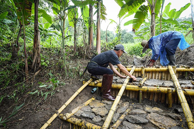 ชาวบ้านเร่งสร้างฝายชะลอน้ำอีกแห่ง