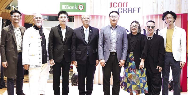 สมเด็จ สุสมบูรณ์ อธิบดีกรมส่งเสริมการค้าระหว่างประเทศ กระทรวงพาณิชย์ ประธานเปิดงาน  พร้อมด้วยผู้บริหารและ
เหล่ากูรูร่วมกันถ่ายภาพ