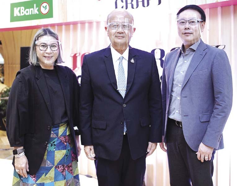 ปารีสา จาตนิลพันธุ์, สมเด็จ สุสมบูรณ์ อธิบดีกรมส่งเสริมการค้า
ระหว่างประเทศ กระทรวงพาณิชย์ และ สุพจน์ ชัยวัฒน์ศิริกุล ผู้บริหารไอคอนสยาม