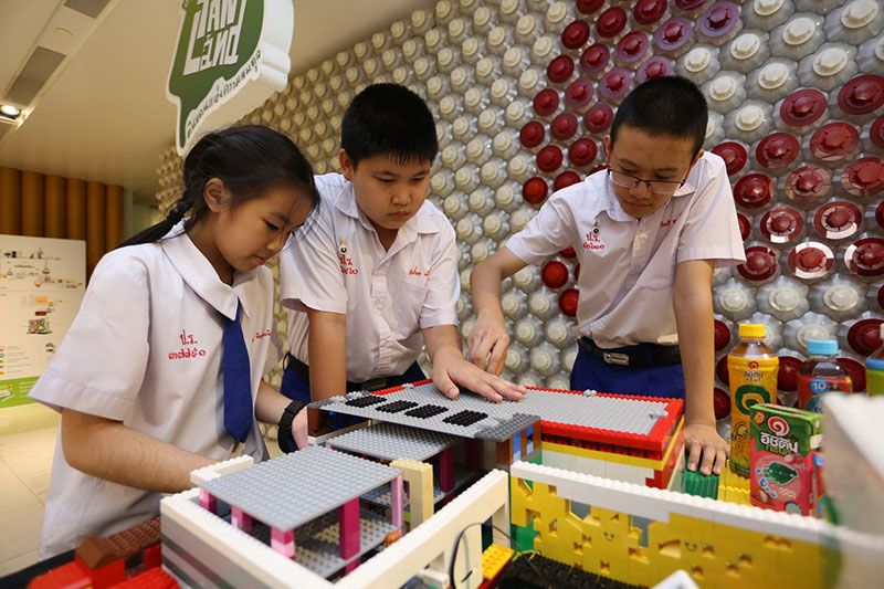 น้องๆ กำลังตรวจสอบความพร้อมของผลงานแบบจำลอง