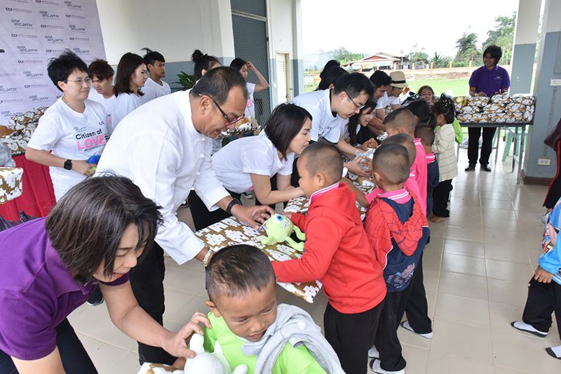 ผู้ใหญ่ใจดีกับเด็กๆ