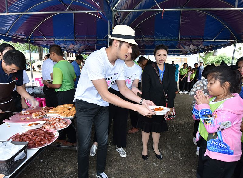 บอย-ปกรณ์ มอบอาหารและร่วมกิจกรรม