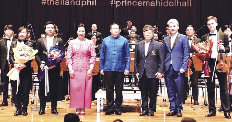 คุณหญิงปัทมา ลีสวัสดิ์ตระกูล ประธานวง Thailand Philharmonic Orchestra หรือวงดุริยางค์ฟีลฮาร์โมนิกแห่งประเทศไทย
พร้อมด้วย อนุพงษ์ วาวงศ์มูล ปลัดจังหวัดนครปฐม, ศ.นพ.บรรจง มไหสวริยะ อธิการบดี ม.มหิดล ร่วมถ่ายรูปกับ ดร.ภมรพรรณ
โกมลภมร วาทยกรรับเชิญ, นิติภูมิ บำรุงบ้านทุ่ม นักแสดงเดี่ยวทรัมเป็ต, ดร.ณรงค์ ปรางค์เจริญ คณบดีวิทยาลัยดุริยางคศิลป์
ม.มหิดล และ Omiros Yavroumis หัวหน้าวง Thailand Philharmonic Orchestra