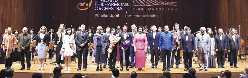 คุณหญิงปัทมา ลีสวัสดิ์ตระกูล ประธานวง Thailand Philharmonic Orchestra หรือวงดุริยางค์ฟีลฮาร์โมนิกแห่งประเทศไทย พร้อมด้วย อนุพงษ์ วาวงศ์มูล ปลัดจังหวัดนครปฐม ร่วมถ่ายภาพกับวง Thailand Philharmonic Orchestra