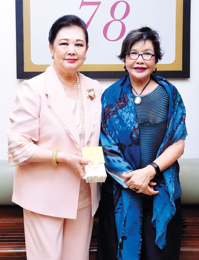 คุณหญิงศศิมา ศรีวิกรม์ มาร่วม
อวยพรวันเกิดแล้วยังมอบเงินสมทบทุนให้กับศิริราชมูลนิธิฯ