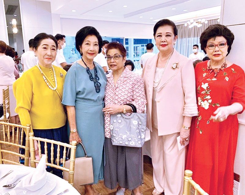 ผาณิต พูนศิริวงศ์, คุณหญิงผะอบทิพย์ ศาตะมาน, ม.ร.ว.พร้อมฉัตร
สวัสดิวัตน์, ภัทรา ศิลาอ่อน